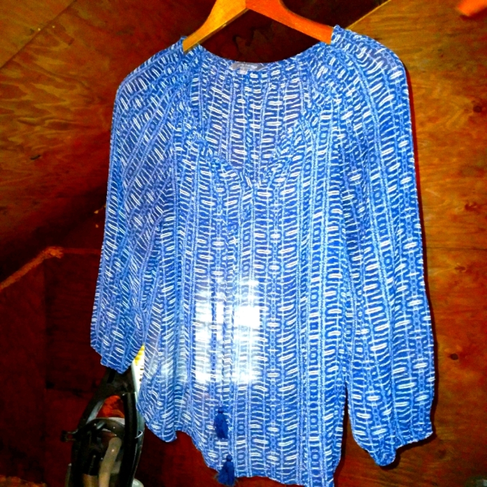 Daisy Fuentes navy blue top with V open